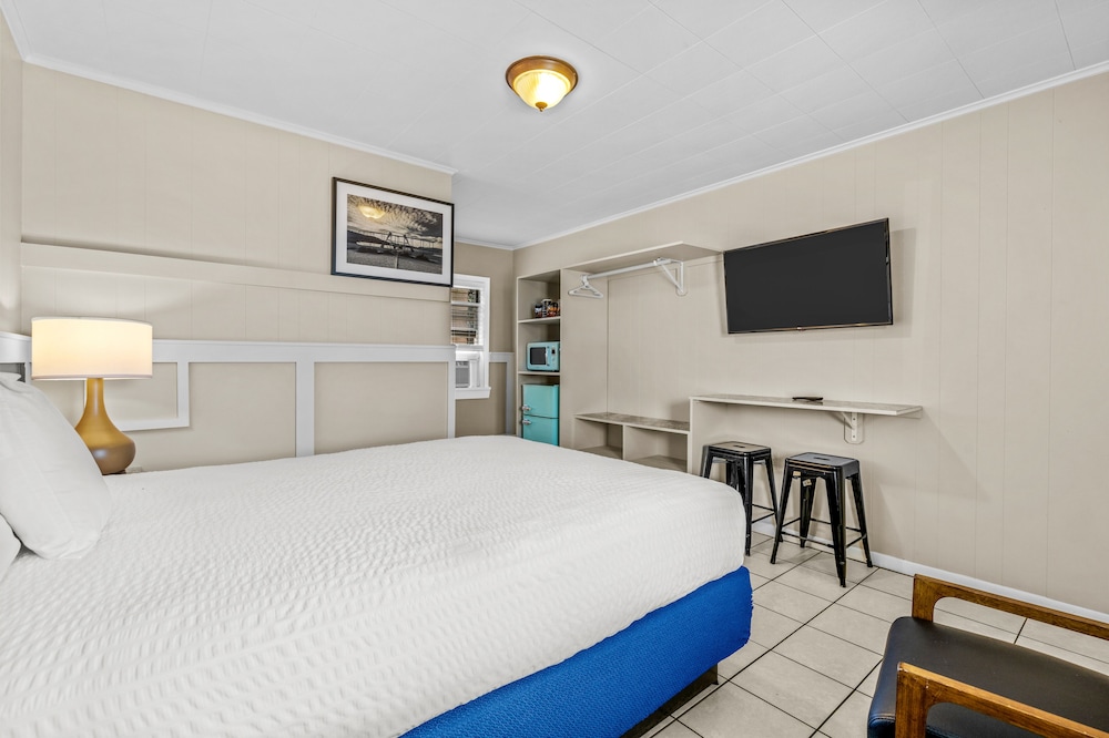 Dolphin Oceanfront Motel - photo 21