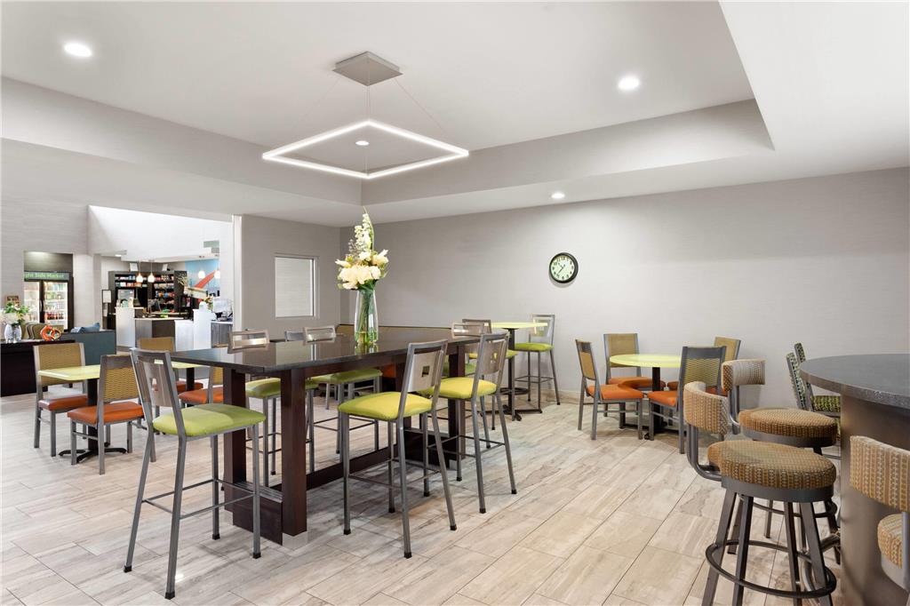 La Quinta Inn & Suites by Wyndham Columbus Edinburgh - photo 37
