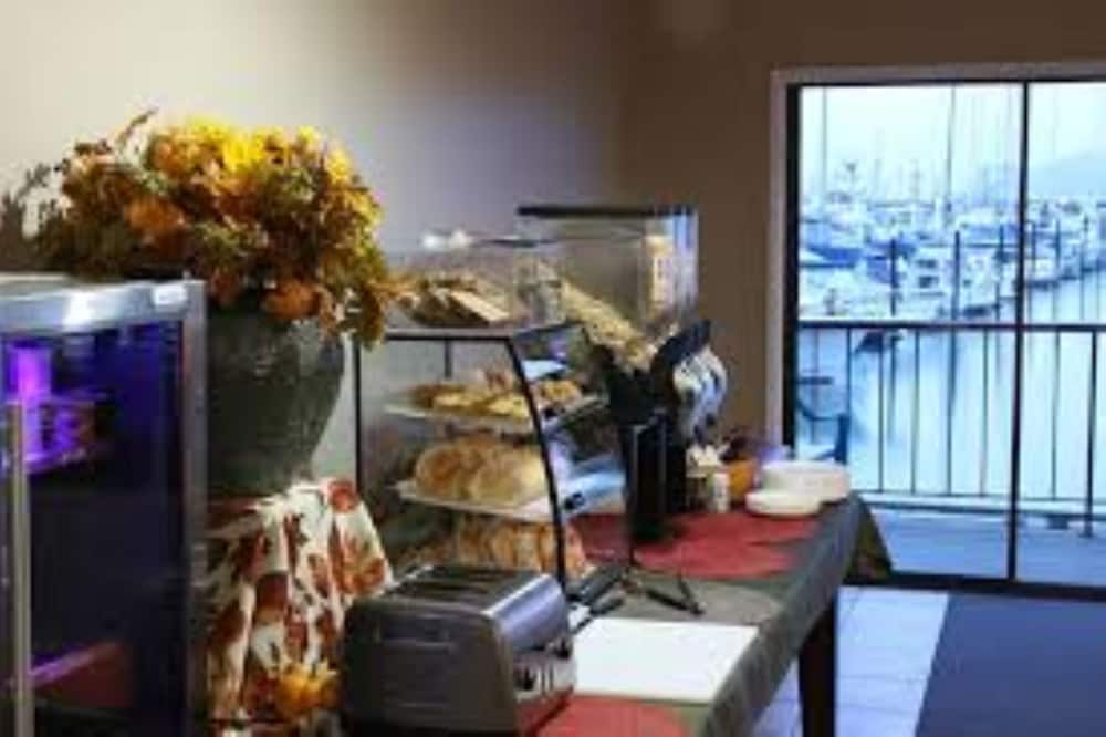 Astoria Riverwalk Inn - photo 35