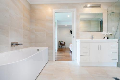 Stu s Lookout 4 Bedroom Use Stunning Views — 5-Star Luxury Hotel in Mission Beach, Australia