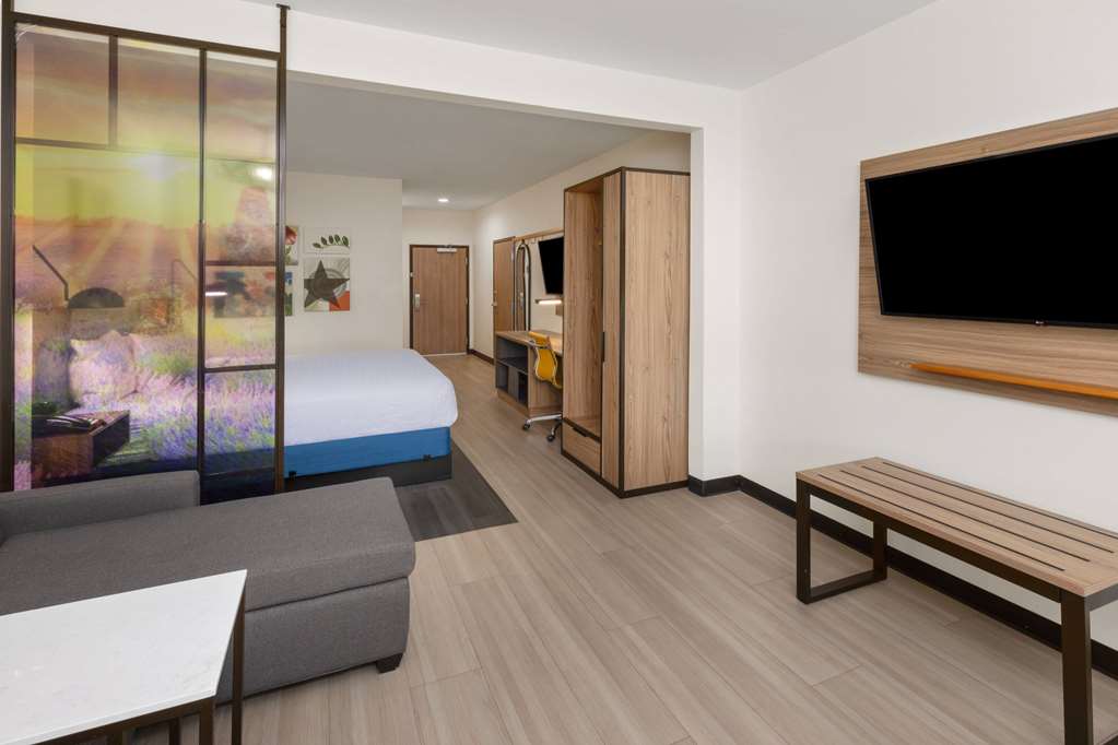 La Quinta Inn & Suites by Wyndham El Paso East Loop 375 - photo 42