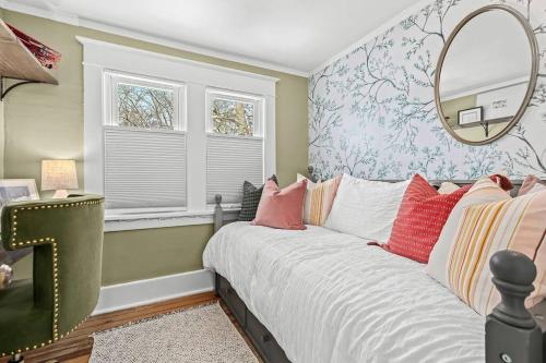Eclectic Bungalow in the Heart of Royal Oak — 4-Star Luxury Hotel in Royal Oak, United States