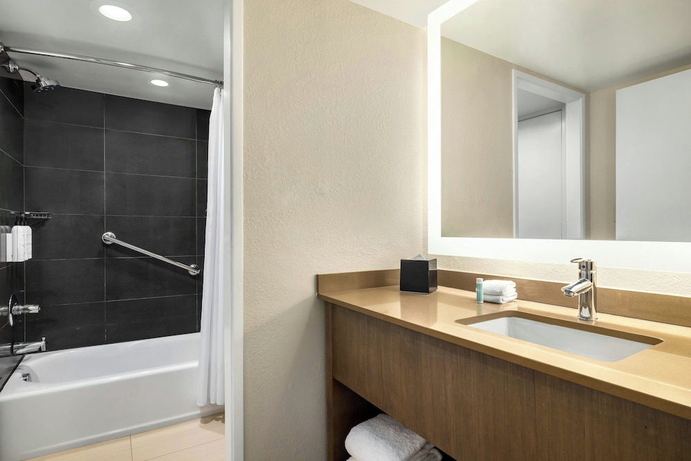 TownePlace Suites by Marriott Charlotte LoSo Airport - photo 13