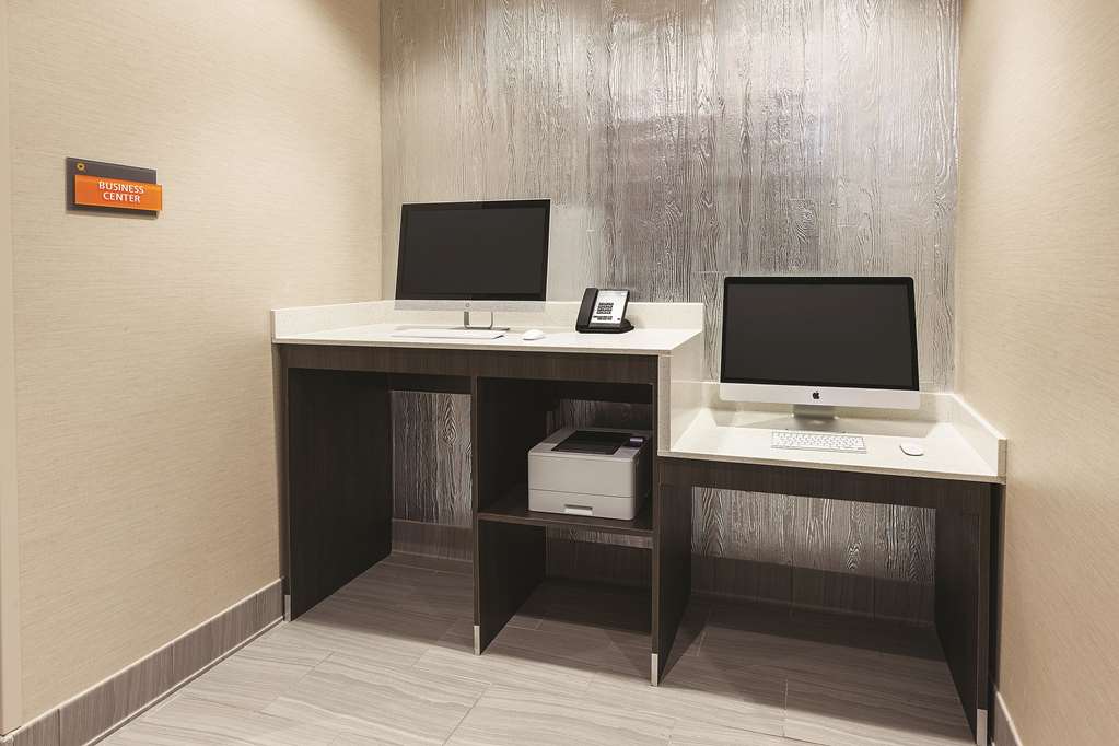 La Quinta Inn & Suites by Wyndham Terre Haute - photo 36