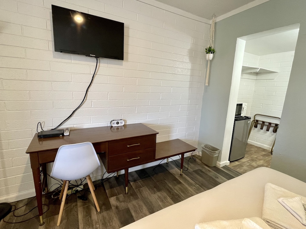 The Postcard Motel - photo 22