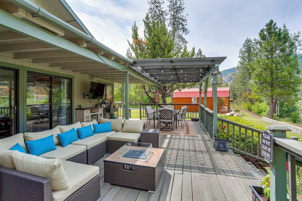 Scenic Riverfront Escape w Sauna in Junction City in Junction, United States