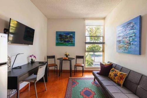 Lovely one bedroom guest house in Encino village — 4-Star Luxury Hotel in Los Angeles, United States