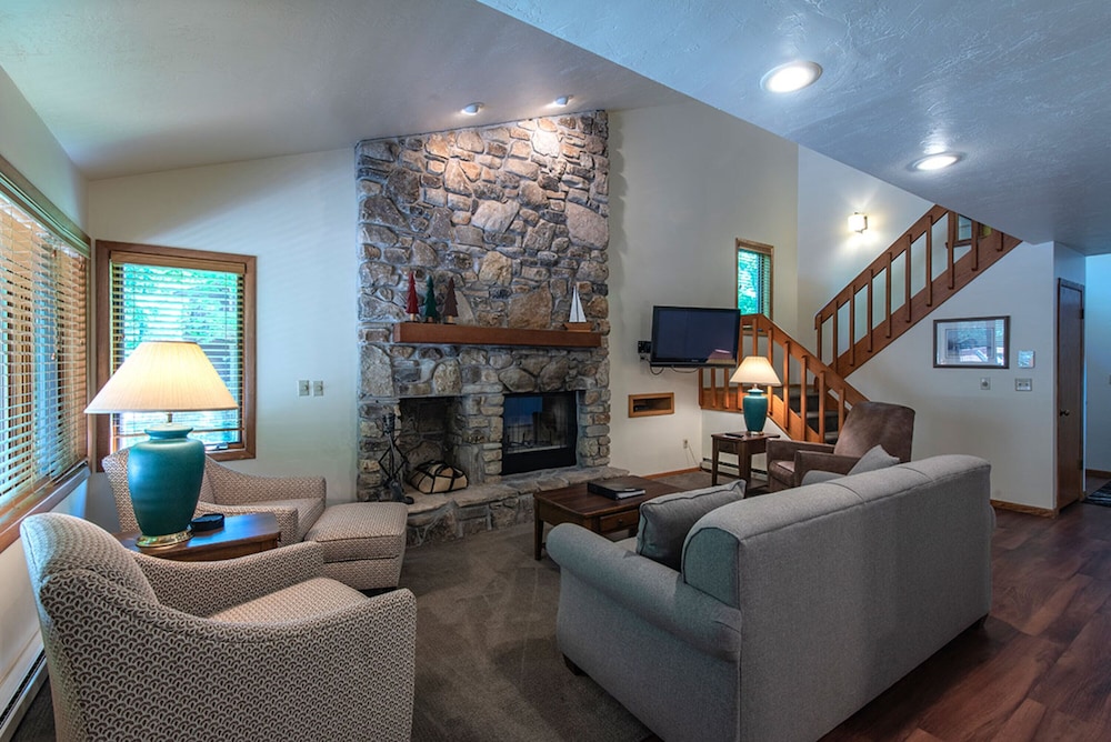 The Rushes — 4-Star Luxury Hotel in Sturgeon Bay, United States