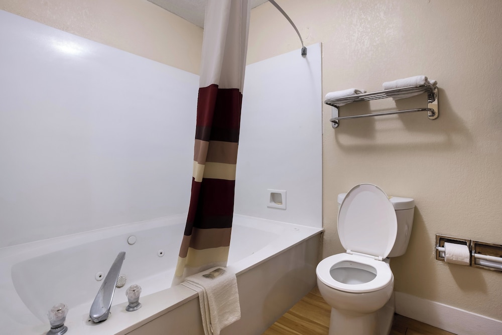 Red Roof Inn & Suites Statesboro University - photo 22