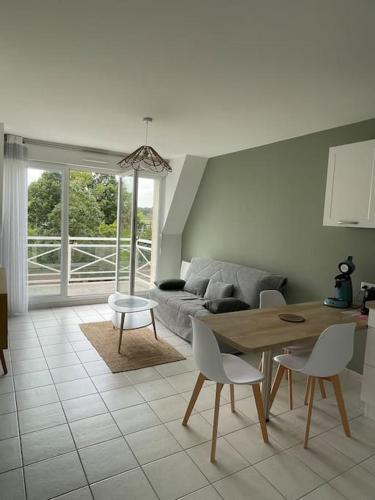 Les Belles Rives T2 Avec Balcon Ensoleille in Cabourg, France