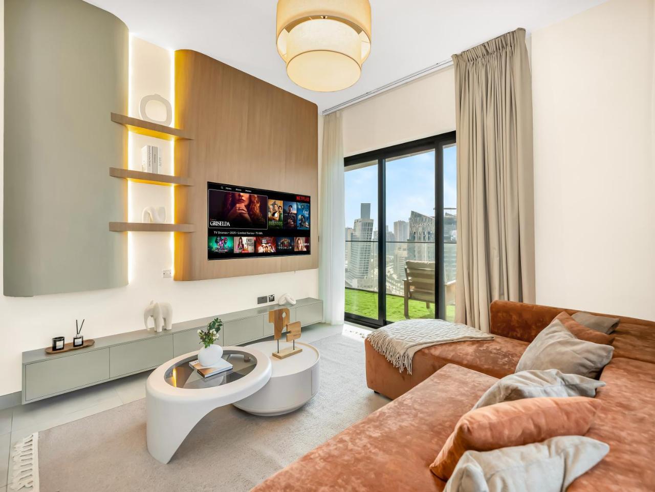Bright Studio Burj Khalifa & Canal Views Pool — 4-Star Luxury Hotel in Dubai, United Arab Emirates