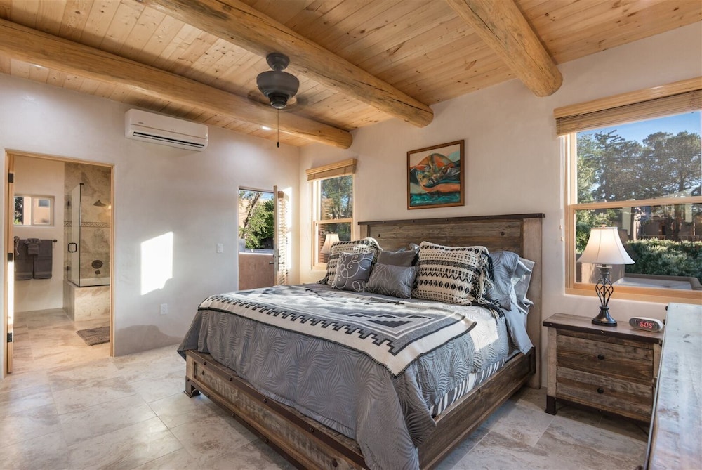Linda Stunning Contemporary Home Walk to The Plaza — 4-Star Luxury Hotel in Santa Fe, United States