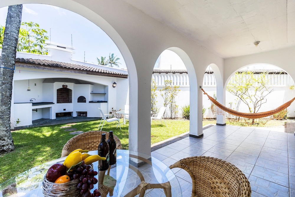 Linda Casa a 50m da Praia com Churrasqueira e Jardim — 4-Star Luxury Hotel in Itanhaem, Brasil