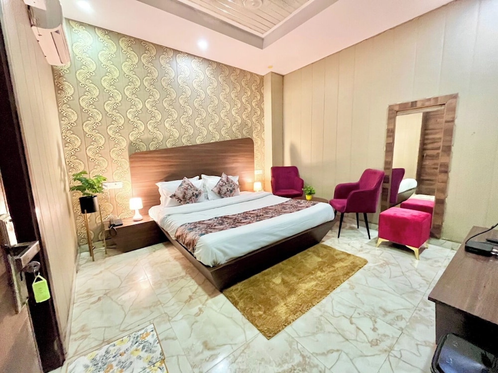 Hotel Pearl Grand by Elena Group in Basi, India