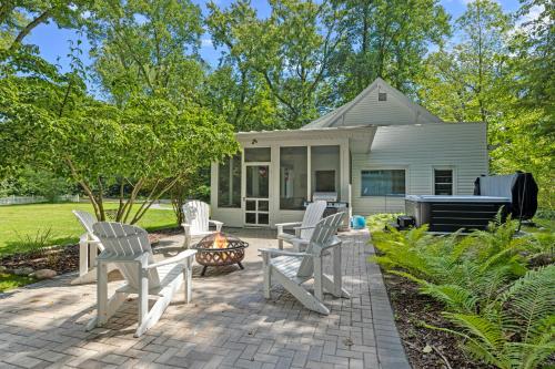 Whispering Arbor by Juniper Holiday Home — 4-Star Luxury Hotel in Lakeside, United States