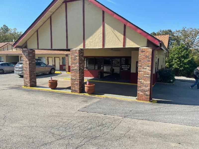 Village Inn of Hardy in Holland, United States