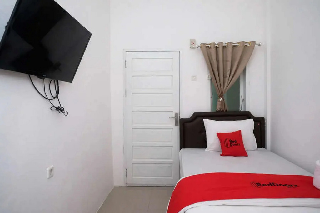 Reddoorz Plus Lovina Inn Tonrangeng River Side in Parepare, Indonesia