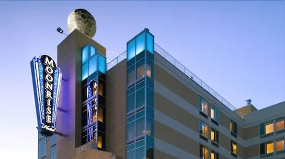 Moonrise Hotel - photo 38