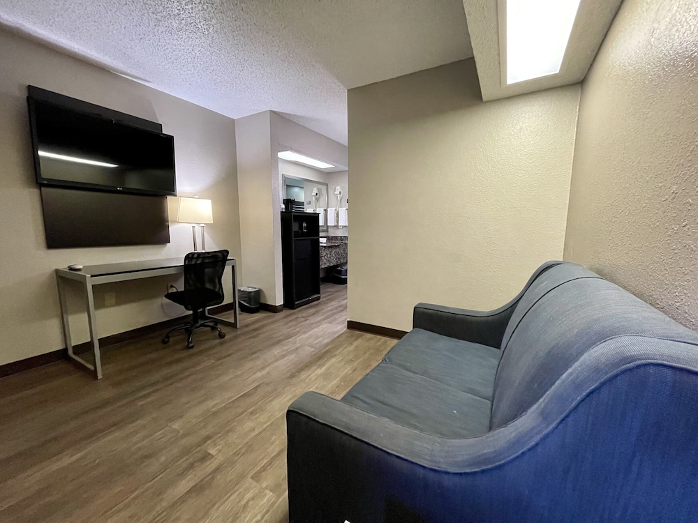 Richland Inn & Suites - photo 7