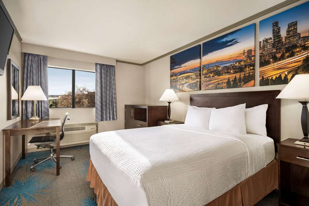 Baymont by Wyndham Monterey Park - photo 20