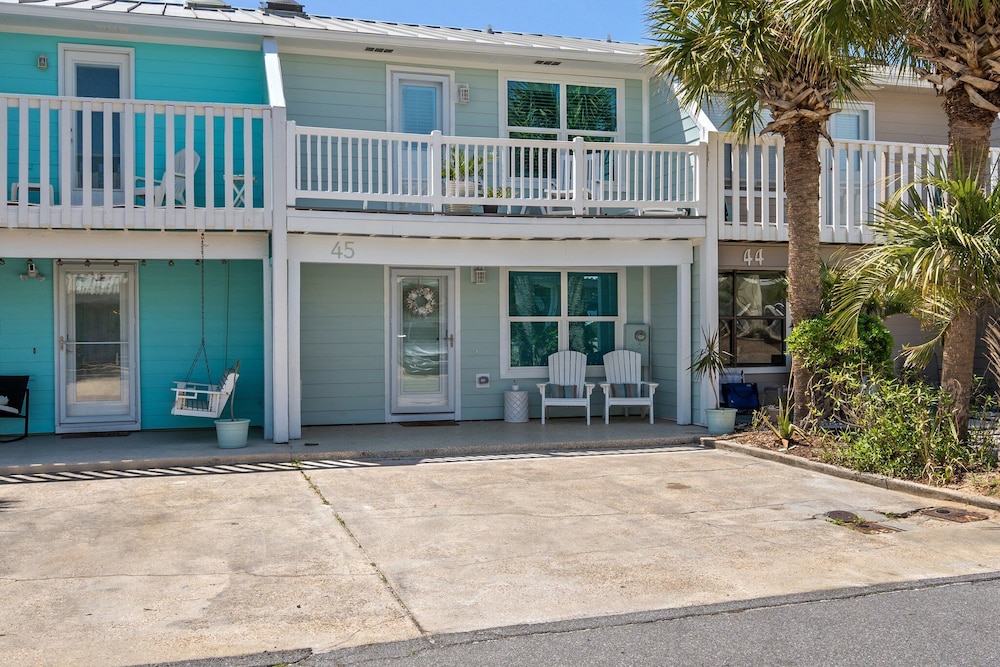 Newly Renovated 140 Feet To White Sandy Beaches Pool Grill - photo 47