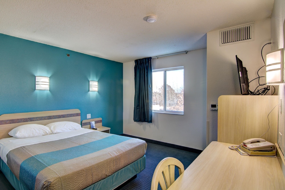 Econo Lodge Menomonie - photo 20