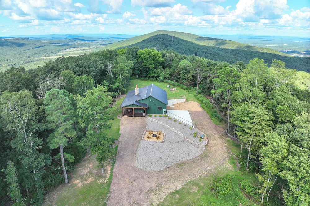 400 Acres on Lavender Mtn: Getaway w Hot Tub in Rome, United States