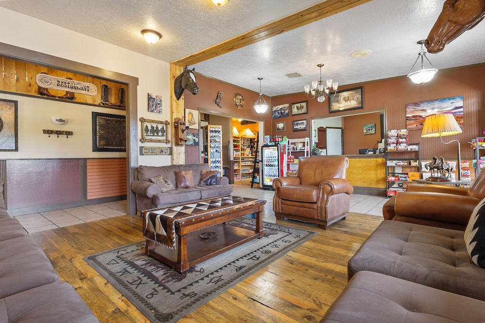 Broken Spur Inn & Steakhouse - photo 6