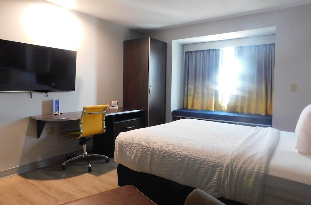 Microtel Inn & Suites by Wyndham Wheeling at Highlands - photo 9