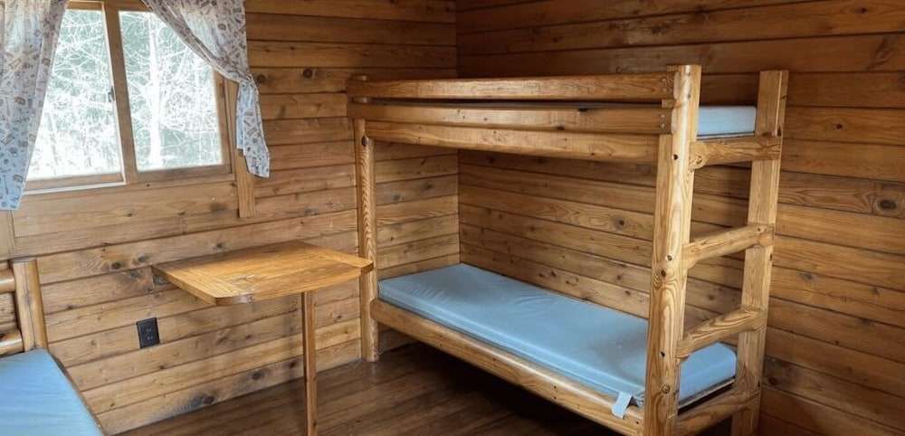 Junius Pond - carbon neutral hotel in Phelps