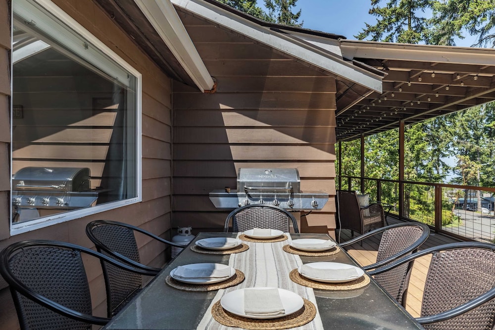 Eagles Watch by AvantStay Large Deck w Views - featured photo