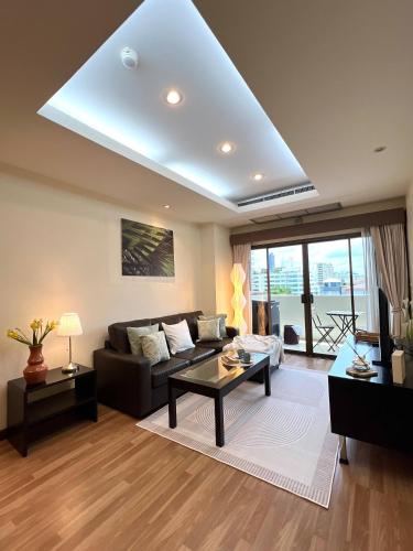 Verdant Vista King Suite near BTS with Modern Amenities