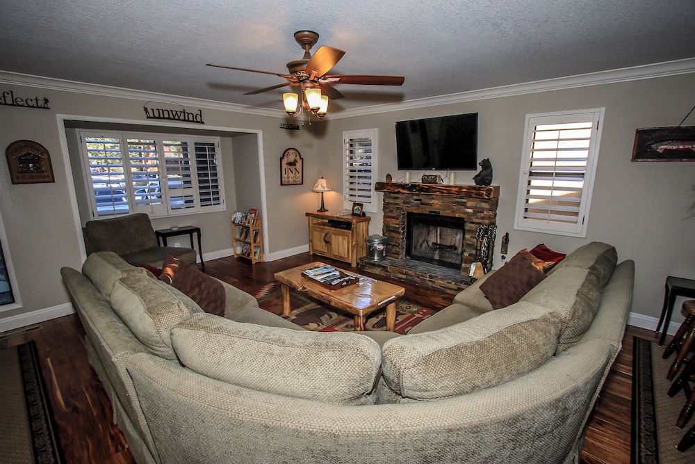 Summit Getaway Condo Affordable and ideally located Wood burning fireplace Walk to Ski Resort - photo 16