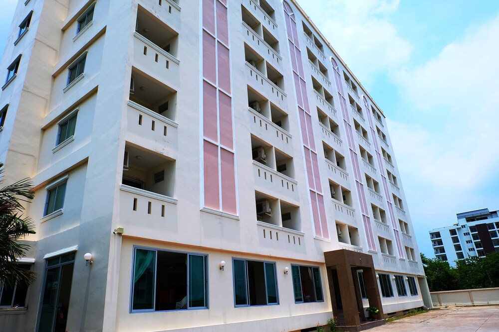 Larrivee - carbon neutral hotel in Bang Sao Thong
