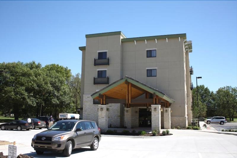 Parkwood Inn & Suites - photo 3