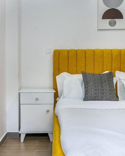 Modern 2 bed Apt in Riverside Westlands Nairobi behind Riverside Square Mall with Gym 5 minutes to CBD with scenic nature and River views situated on the 8th floor
