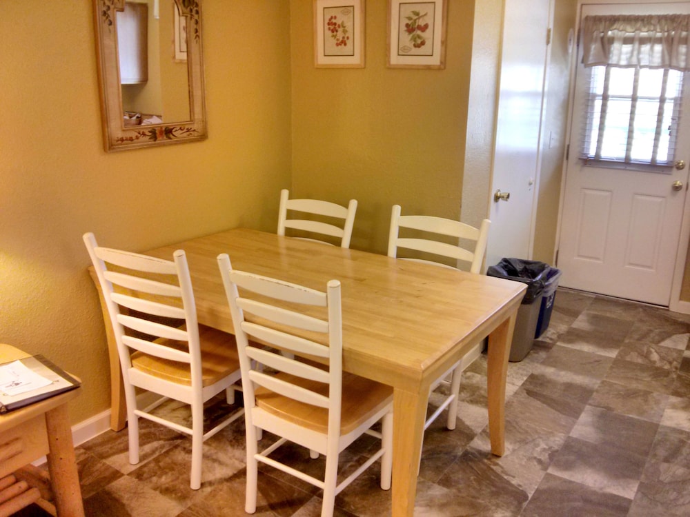 Green Gables Motel & Suites - photo 25