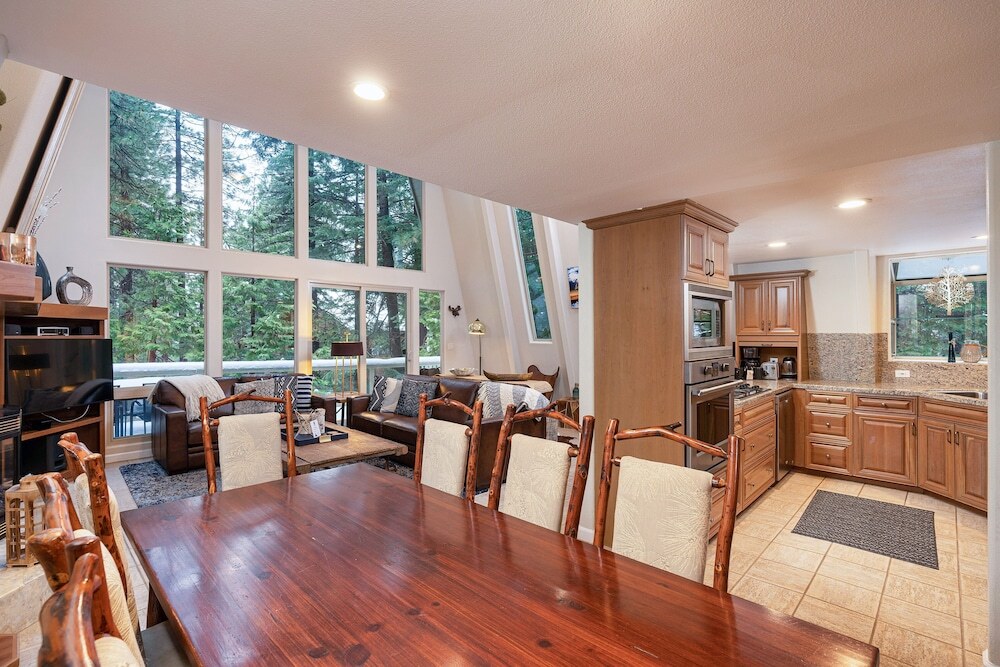 New Listing Stylish Ski & Lake Getaway w Deck home