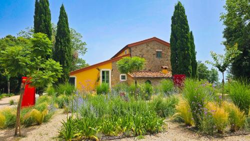 Podere la Gualda Vecchia Alloggi di Charme Immersi Nel Giardino Emozionale Outdoor SPA — 4-Star Luxury Hotel in Monteverdi Marittimo, Italy