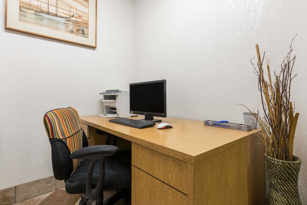 Super 8 by Wyndham Midland - photo 15