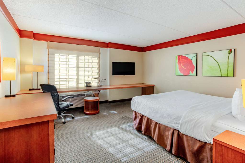 La Quinta Inn & Suites by Wyndham Raleigh Durham Southpoint - photo 28