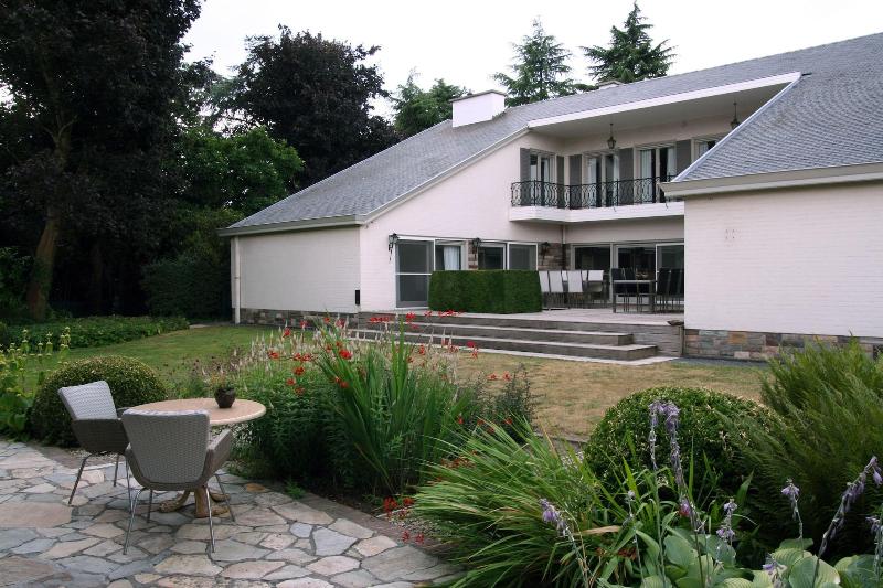 Villa Pura Vida — 4-Star Luxury Hotel in Kortrijk, Belgium