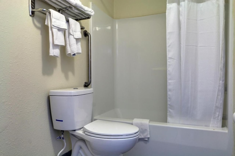 Baymont by Wyndham Ridgeland I 95 - photo 24