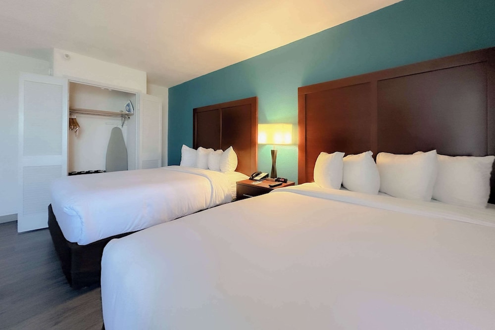 The Adventure Hotel by the parks - photo 9