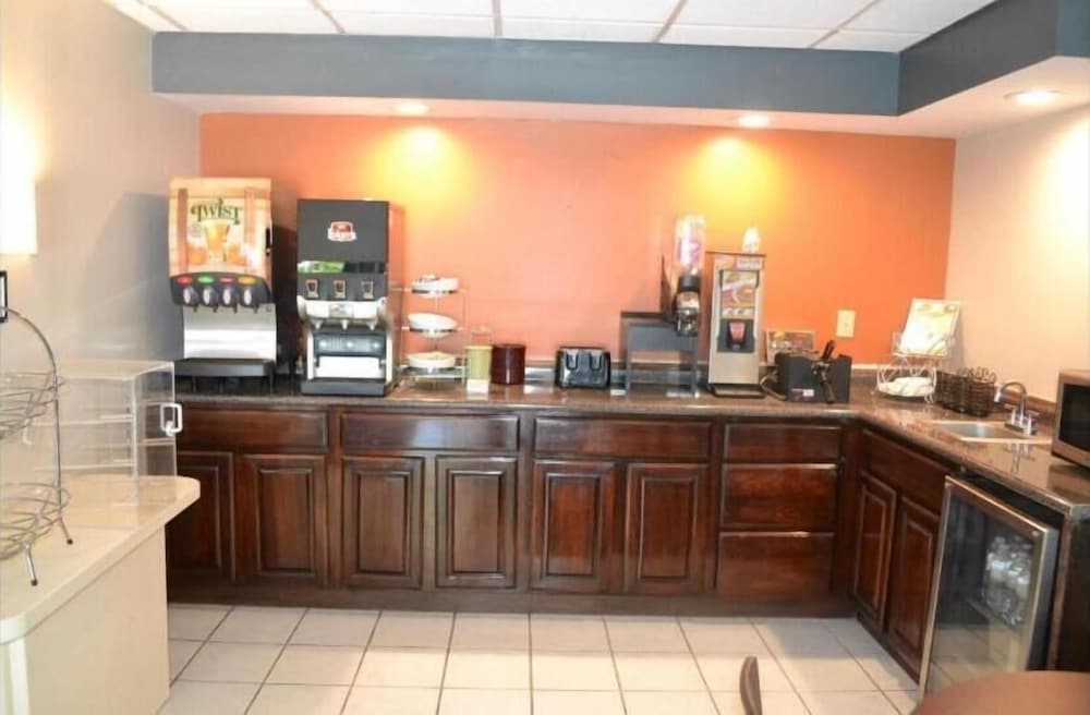 High Point Arcadia Inn - photo 9