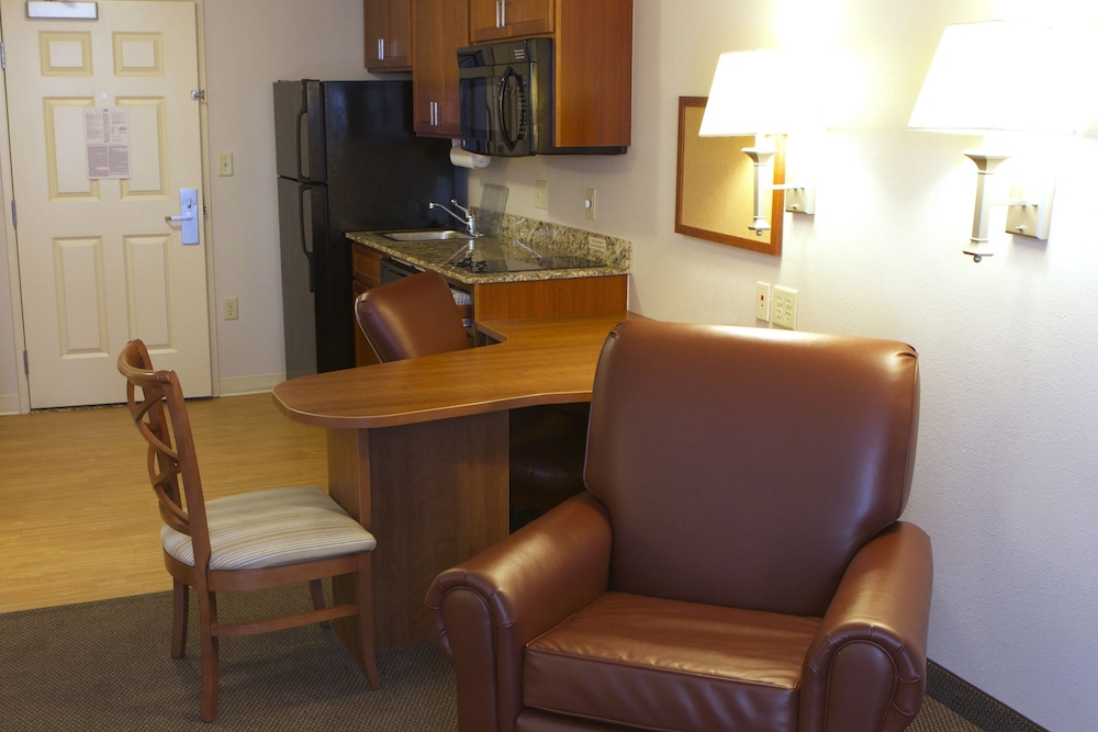 Candlewood Suites Champaign Urbana University Area an IHG Hotel - photo 3