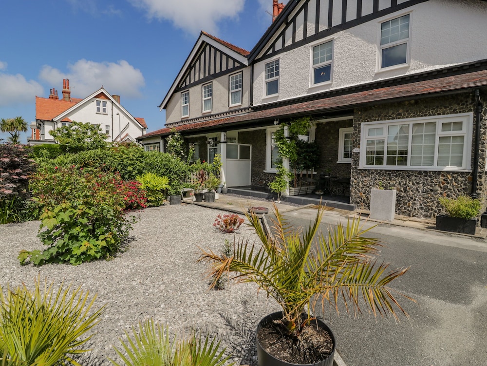 18 Tyn Celyn — 4-Star Luxury Hotel in Llandudno, United Kingdom