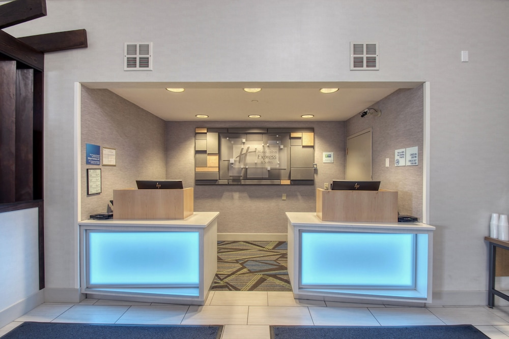 Holiday Inn Express Hotel & Suites Oshkosh by IHG - photo 7