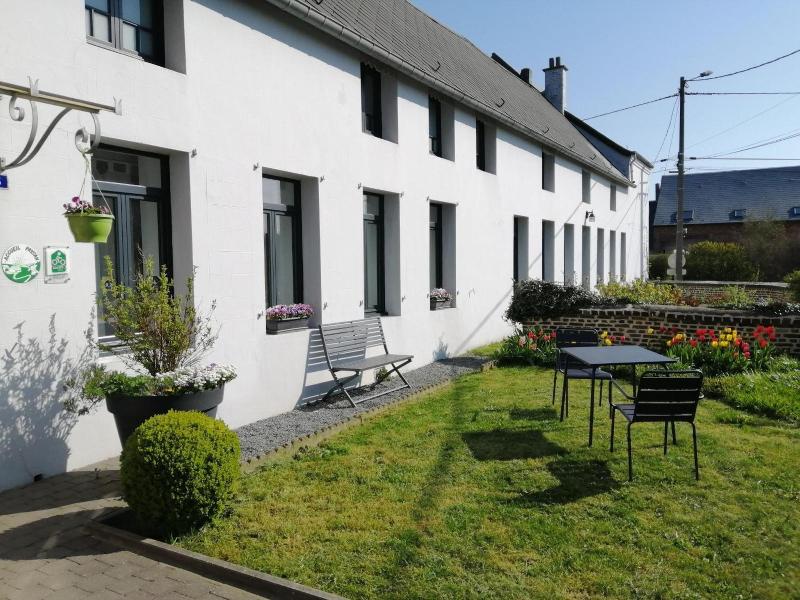 La Ferme Aux Charmes — hotel in Solre-Le-Chateau
