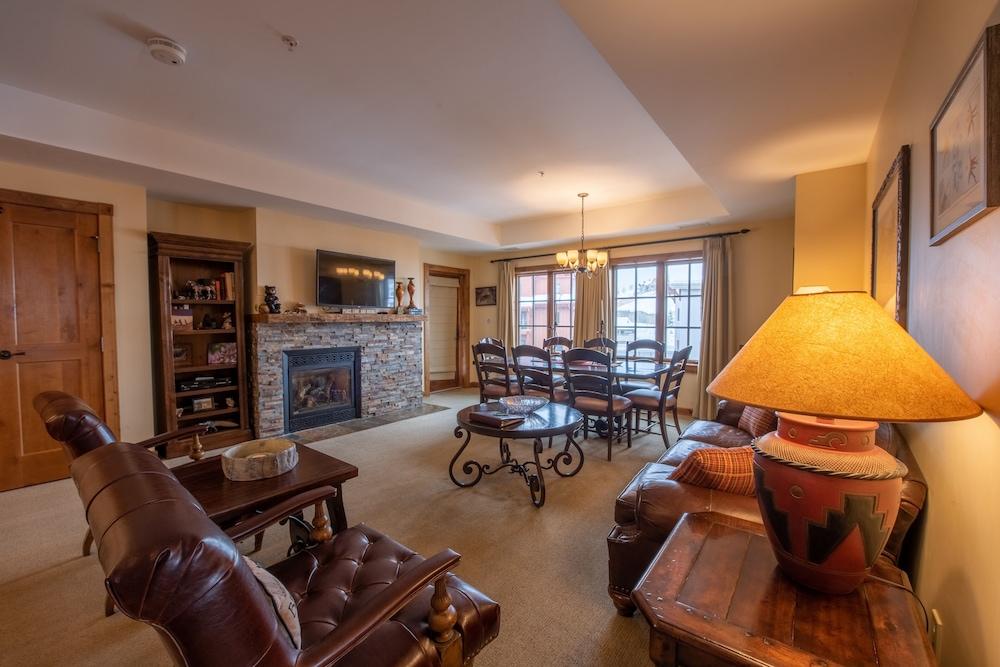 Large 3 Bedroom Bathroom In Mountaineer Square Condo No Cleaning Fee by RedAwning — 4-Star Luxury Hotel in Crested Butte, United States